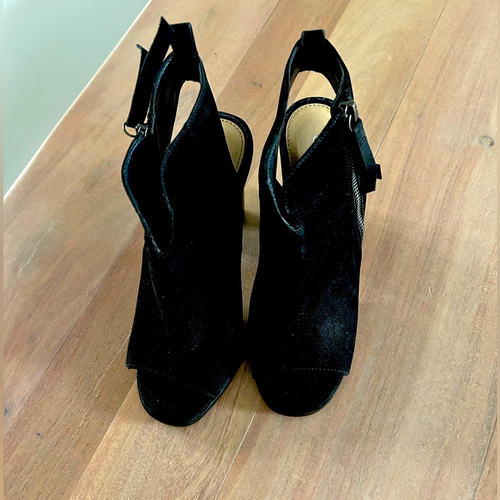 NWOT SUEDE BLACK HEELS GIANNI BINI SIZE 6